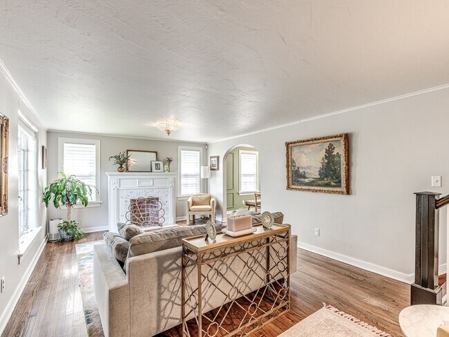 Building Photo - Beautiful 3bedroom/2 bathroom/1 Car Garage...