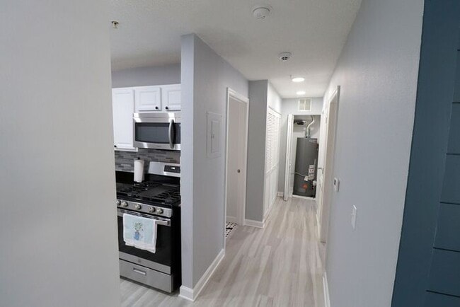 Building Photo - Newly renovated first floor condo! 2 bedrooms