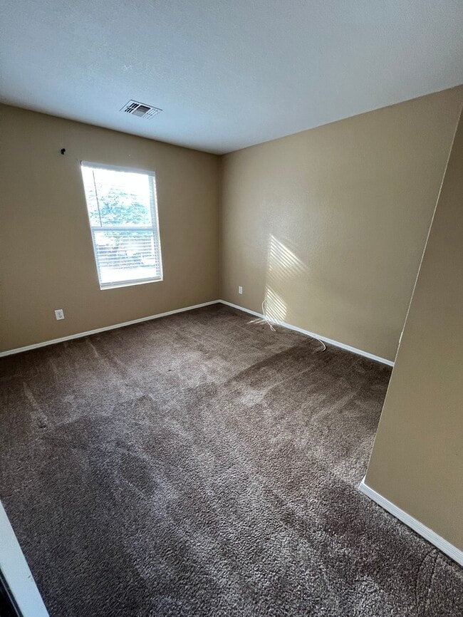 Building Photo - HOUSE FOR RENT