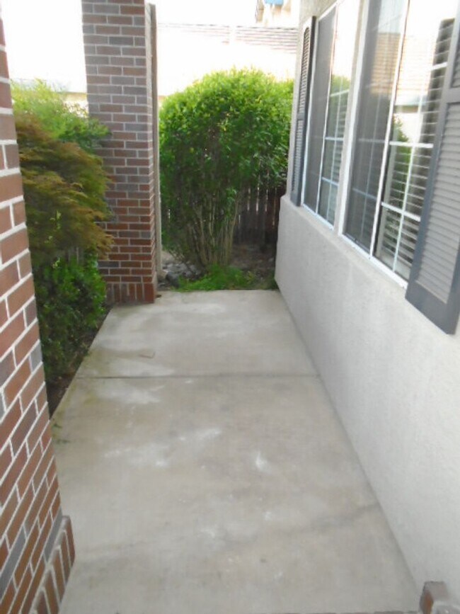 Building Photo - NICE TWO STORY, 3 BEDROOM, 3 FULL BATHROOM...