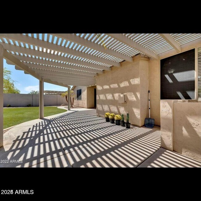 Building Photo - 18663 W Sunrise Dr