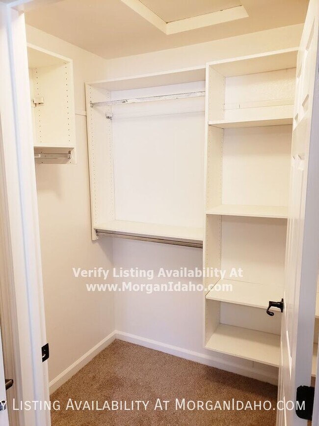 Building Photo - 10096 W Garverdale Ln