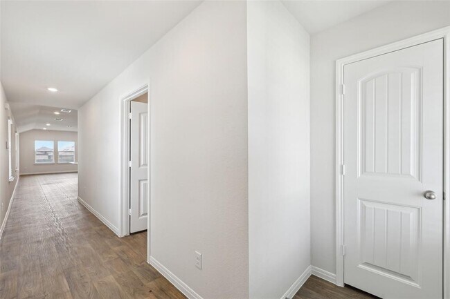 Building Photo - 528 Evergreen Sumac Lp