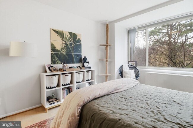 Building Photo - 1210 N Taft St