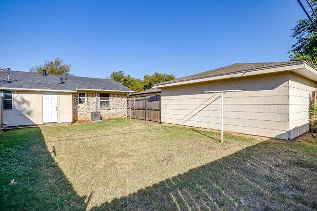 Building Photo - Cozy 2-Bed Duplex Available for Immediate ...