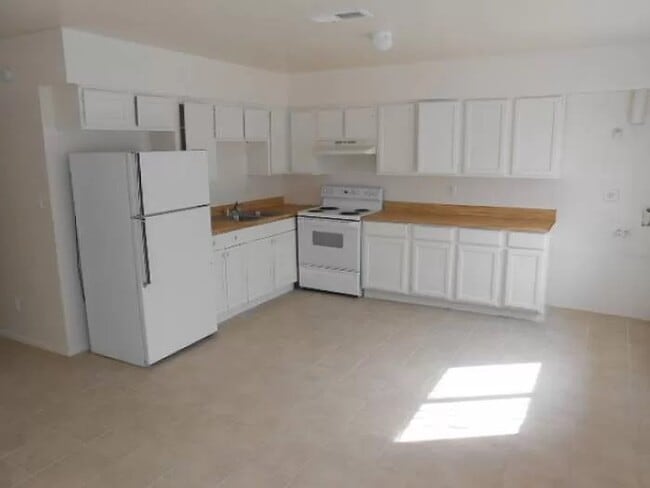 Building Photo - 2903 E Wier Ave