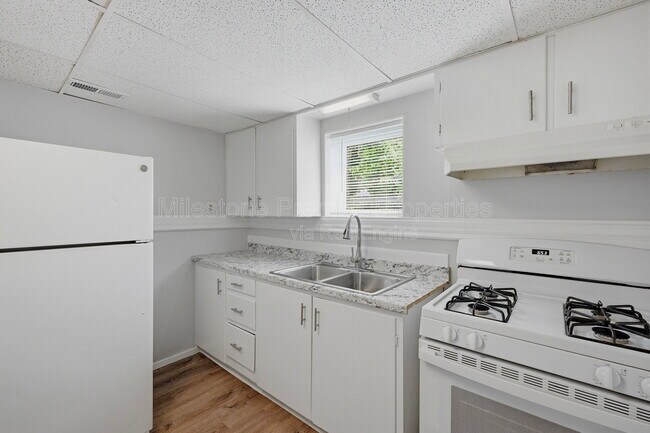 Building Photo - 310 S Barrett Ave