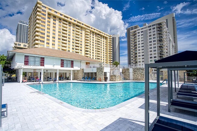 Building Photo - 1833 S Ocean Dr