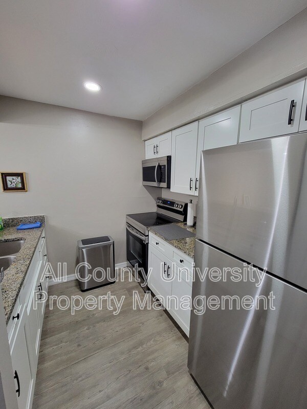 Building Photo - 207 SW 6th Ave