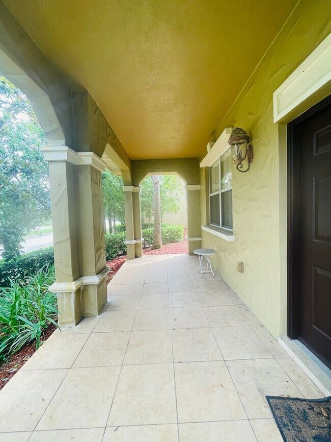 Building Photo - Spacious Two-Story Townhome-Bella Vista-2646 Bella Vista Dr Davenport FL 33897