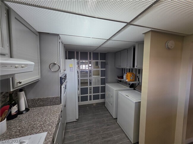 Building Photo - 750 S Royal Crest Cir