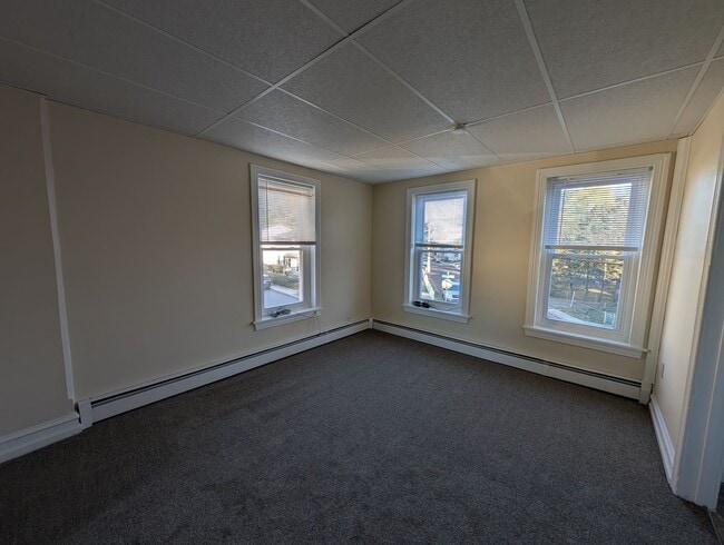 Building Photo - 2nd Floor 2 Bedroom Apartment