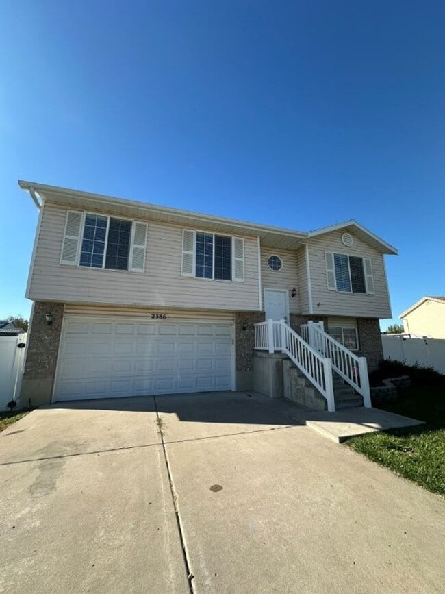 Building Photo - Move-In Ready 5-Bed with Garage, Yard & Up...
