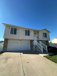 Building Photo - Move-In Ready 5-Bed with Garage, Yard & Up...