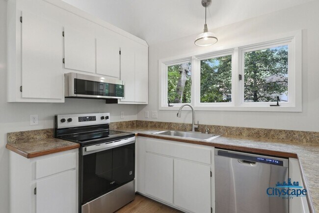 Building Photo - Swanky Brandermill Contemporary Home available NOW