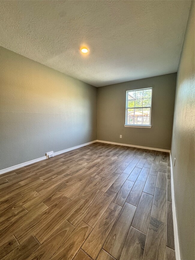 Building Photo - 7886 Locksley Rd