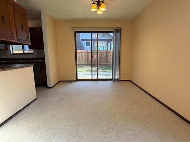 Building Photo - 925 Gellatly St