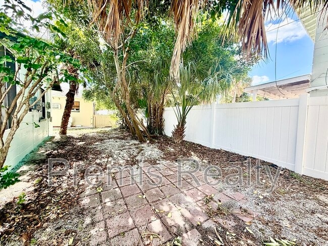 Building Photo - 7960 Boca Ciega Dr