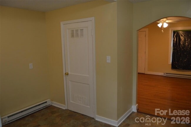 Building Photo - 819 Charlotte Ave