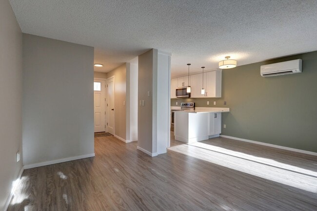 Building Photo - Large 2bd, 1.75ba Condo Available in Perfect Bellevue Location!