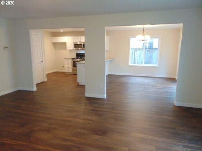 Building Photo - Beautiful 4 Bedroom Home with 2.5 Baths lo...