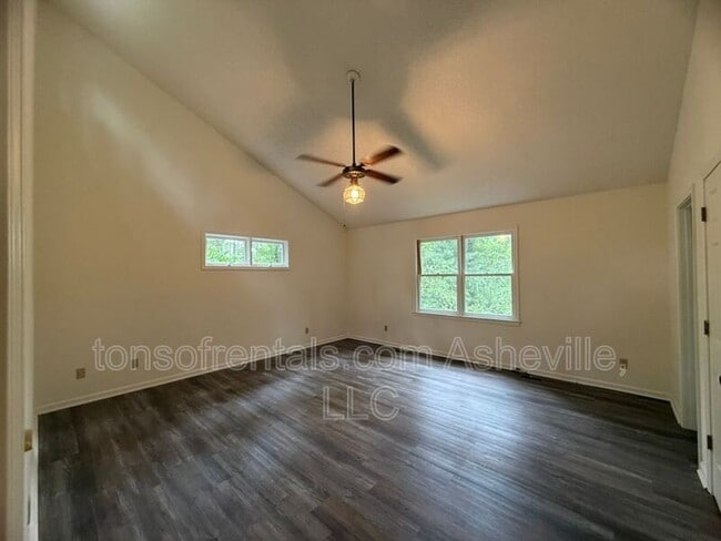 Building Photo - 327 Winding Way Ln