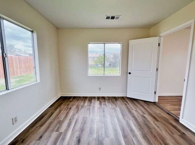 Building Photo - Beautiful 4 Bedroom 2 Bath