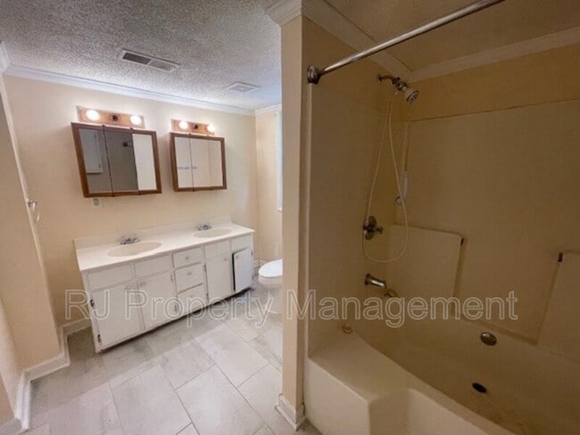 Building Photo - 8457 E Kerrville Rosemark Rd