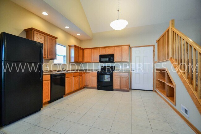 Building Photo - Summer Special: Receive $150 off rent for the first three months of the lease. Regular monthly re...