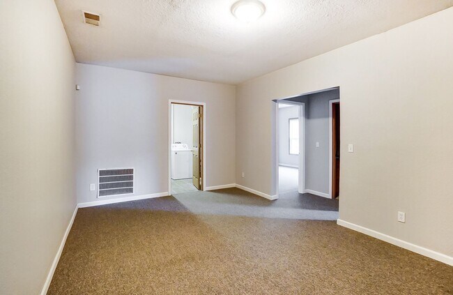 Building Photo - 1103 N Byrne Rd