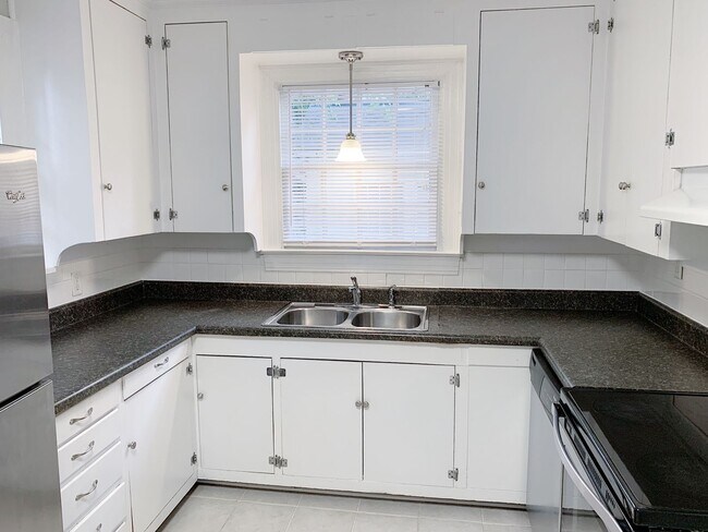 Building Photo - 3 Bedrooms 2 Bathrooms with fenced in back...