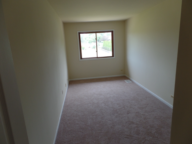 Building Photo - 315 Creekside Dr