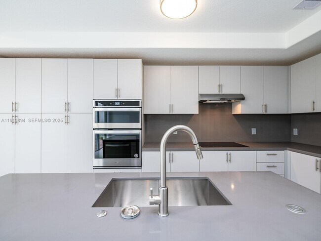 Building Photo - 20729 NE 32nd Ave