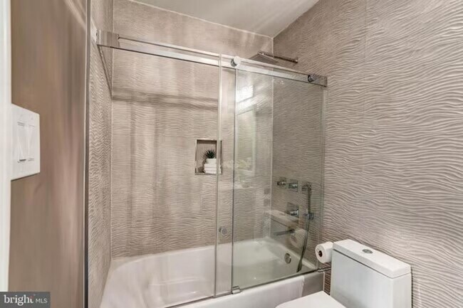 Building Photo - Sun-Drenched 2BR/2.5 BA Townhouse Condo in Gated Sutton Place