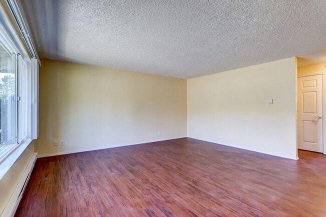 Building Photo - Remodeled Spacious 2 Bed 1 Bath In Quiet Community