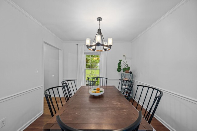 Building Photo - Gorgeous 3 Bedroom Traditional Home Locate...