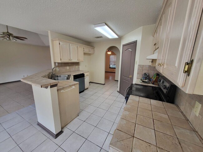 Building Photo - 1530 Serene Dr