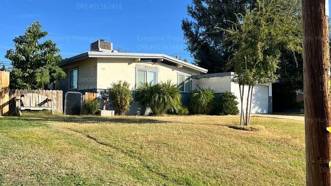 Building Photo - 3 bedroom/ 1.5 bathroom home with a detach...