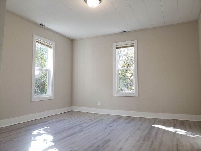 Building Photo - Spacious 2-Bedroom, 1-Bathroom Home AVAILABLE NOW!!