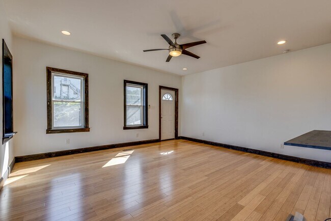 Building Photo - Available MAY 2026 - 2 Bedroom, 2 Bath Home w/ CRAZY City Views!