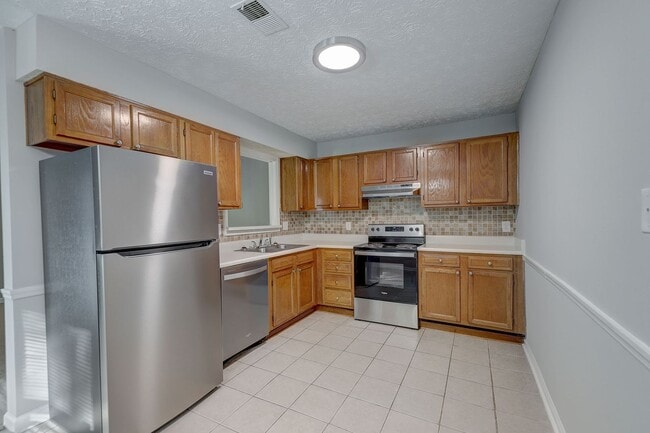 Building Photo - 3 bedroom End Unit Townhouse in Smyrna-New...