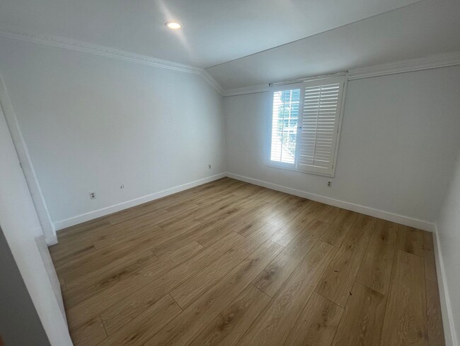 Building Photo - Charming 4 bedrooms in Reseda - Spacious, ...