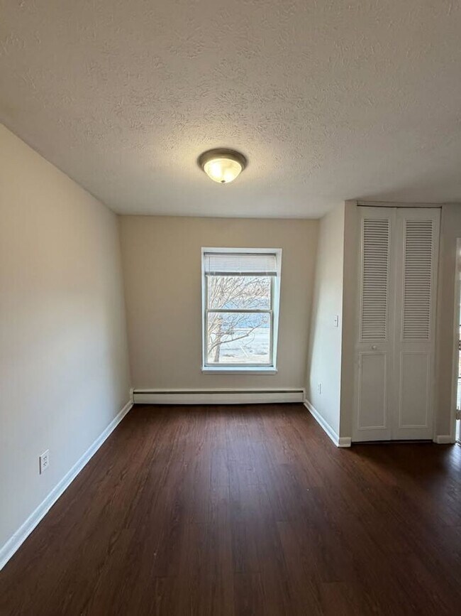 Interior Photo - Villages of Hikes Point