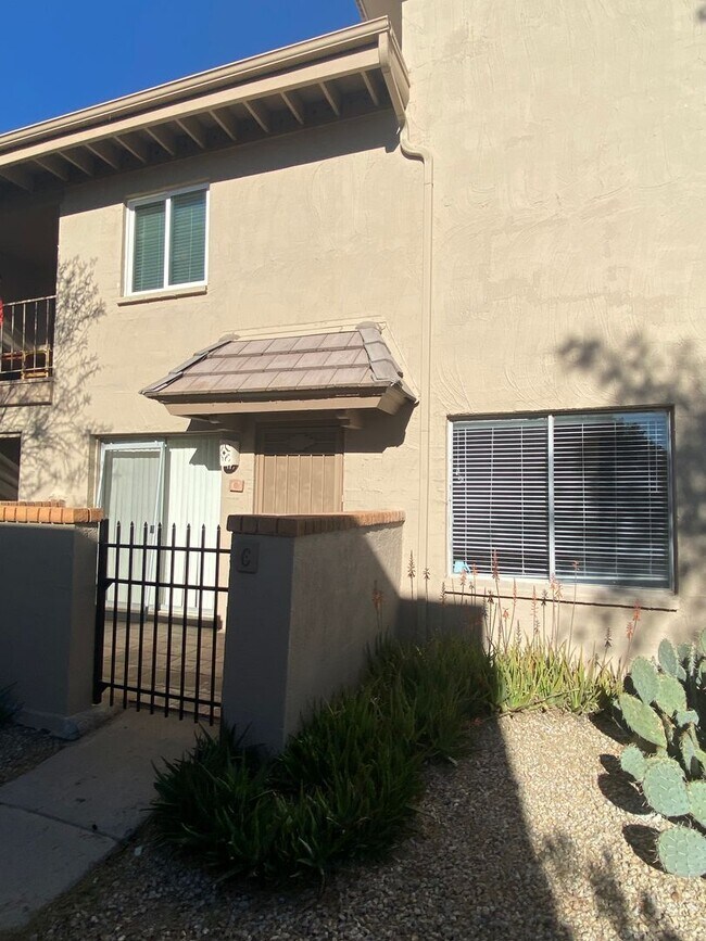 Building Photo - 2 Bedroom 1.5 Bath Townhouse in Fountain Hills