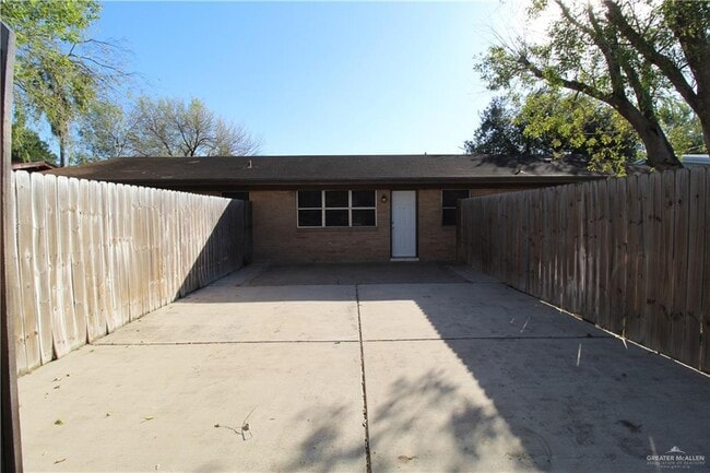 Building Photo - 206 W Esperanza Ave