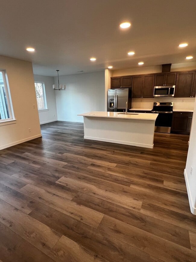 Building Photo - 3639 E Amazon Dr