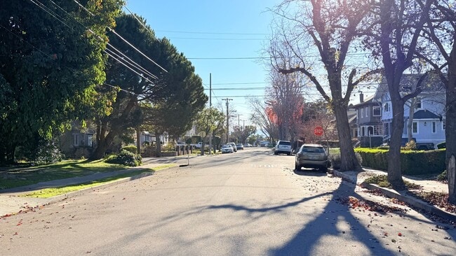 Building Photo - 911 Paru St