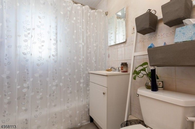 Bathroom - 15 Sidney St