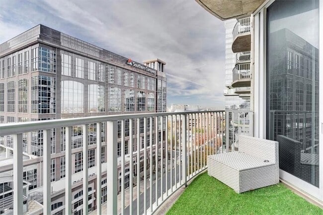 Building Photo - 400 W Peachtree St NW