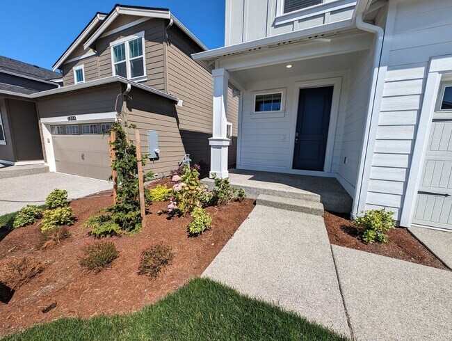 Building Photo - Newer 4 Bedroom in Stetson Heights. MOVE I...